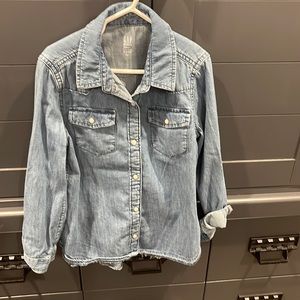 GIRLS (Denim for Good) Gap chambray/ Denim button down shirt with raw hem,SMALL